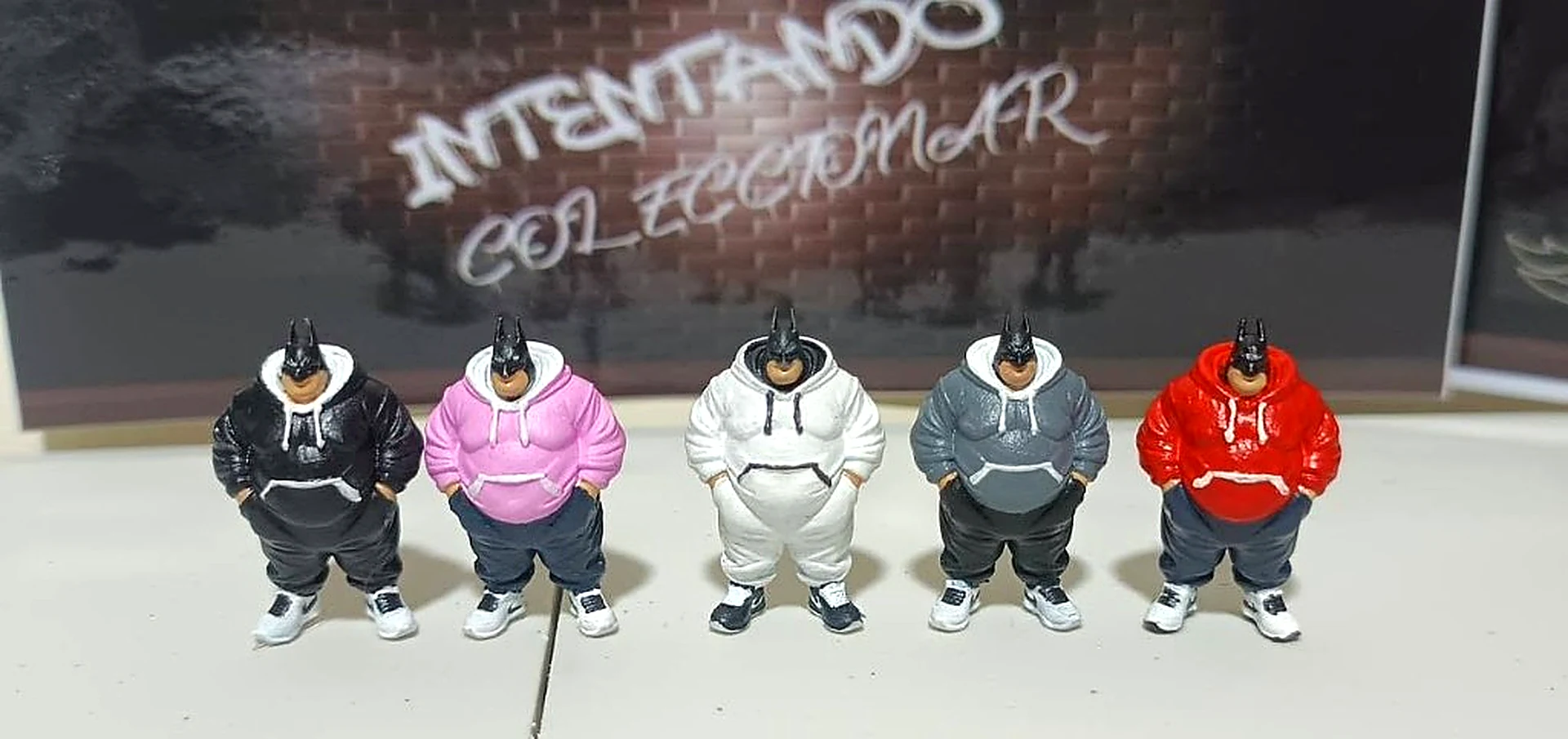 Figuras a escala Batman streetwear en varios colorways — Bogotá
