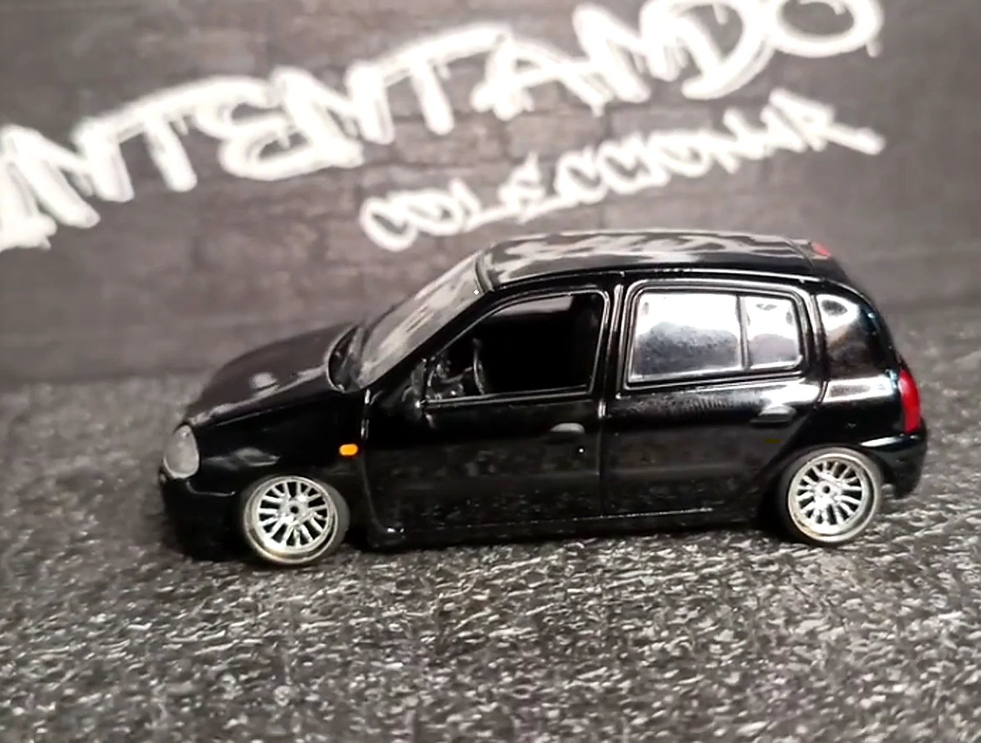 Réplica a escala 1:43 de Renault Clio negro personalizado — Bogotá