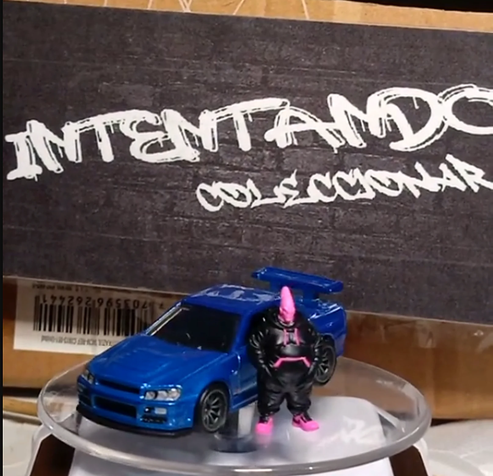 Figura a escala Majin Buu junto a Nissan Skyline — pieza personalizada Bogotá