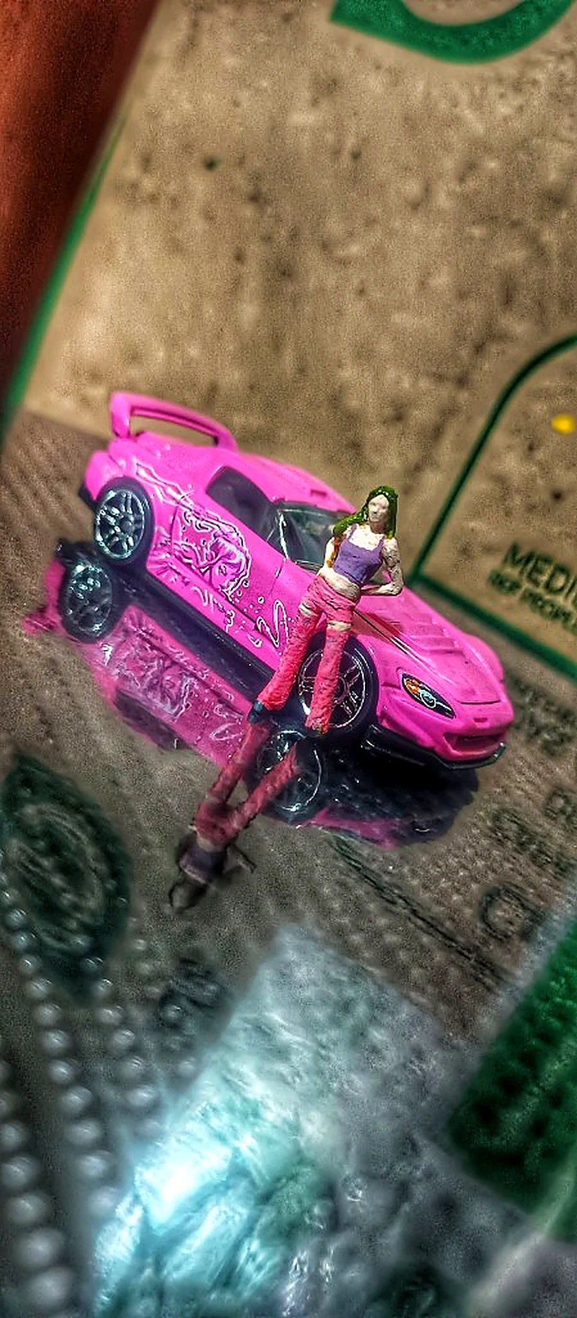 Escena a escala con carro rosa y figura estilo Rápido y Furioso — diorama personalizado Colombia